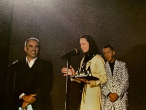 Taraneh Alidoosti Instagram - ‌
ترانه‌ی ۱۸ ساله در اولین سکوی بین‌المللی…
سال ۲۰۰۲، جشنواره‌ی لوکارنو، سوییس.

کیفیت بد عکس‌ها رو به عنوان جنس عتیقه بپذیرید. در جوانی من اینستاگرام نبود و جز عکس رسمی کسی چیزی از ما  ثبت نمی‌کرد. این‌ها را هم سال‌ها بعد اتفاقی به دستم رساندند.
در عکس اول امیرخان هم هست، بازیگر سینمای هند، که در کنار بلا تار و جعفر پناهی از اعضای هیئت داوران بود.
این جایزه را برای بازی در «من، ترانه، ۱۵ سال دارم» گرفتم. هنوز دنیا از خیال من بزرگ‌تر بود.
به امید روزهای بهتر. ۲۱ شهریور، روز ملی سینما مبارک.

@jafar.panahi 
@rasoul_sadrameli 
#locarnofilmfestival