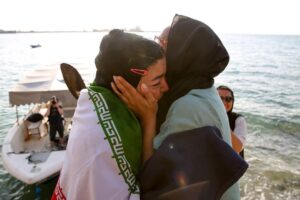 Taraneh Alidoosti Instagram - الهام جان
قهرمان دست‌بسته ما، افتخارم بود که از نزدیک شاهد سومین رکورد شکنی تو بودم. .
الهام اصغری شناگر ایرانی، سه روز پیش رکورد جهانی سرعت و استقامت رو در دریای آزاد ۱۲ دقیقه جا به جا کرد؛
یعنی ده کیلومتر در دریای عمان رو، با یک «کتف بسته»، در پنج ساعت و دو دقیقه شنا کرد.
نوشتنش راحته، تخیلش سخت. زندگی کردن این قهرمانی اما فقط کار خودته و بس. آفرین به قدرتت، درون و بیرون.
🏊🏼‍♀️🥇
.
@elhamsadatasghari 
عکس‌ها از مریم مجد @mariam_majdd 
#الهام_اصغری
#اورکا