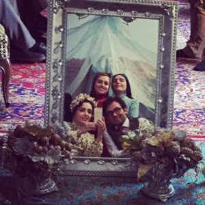 Taraneh Alidoosti Instagram - به فیلمبرداری فصل دوم سریال شهرزاد بسیار نزدیک هستیم. از پیگیری صمیمانه همه ی شما ممنونیم و مهربانیتان را فراموش نمیکنیم. تمام تلاشمان این است که فروردین ۹۶ قسمت اول فصل دوم دست شما باشد. 
این عکس، یادگاریست از پشت صحنه سکانس آخر فصل یک. با نهال و مونا و. آقا مصطفی. 💙💐