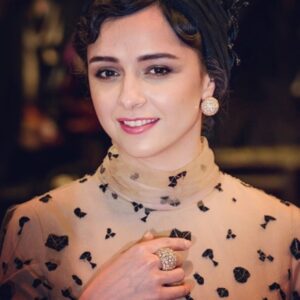Taraneh Alidoosti Instagram - #cannes2016 
Designer: @negarnnemati 
Jewellery: @degrisogono