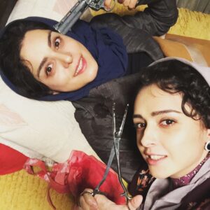 Taraneh Alidoosti Instagram - من و غزل شاکری؛ خون و خونریزی در پشت صحنه‌ی قسمت چهارده سریال «شهرزاد» 🔫🔧🔦💉

