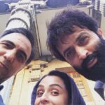 Taraneh Alidoosti Instagram - پریروز که دکتر ظریف خارج بودند ما از محل کارشان در جهت اعتلای فرهنگ و هنر این مرز و بوم سود جستیم. شاید دو تا سلفی هم گرفته باشیم. سر درش خیلی بالا بود متاسفانه نمی‌افتاد. (مصطفی زمانی، بنده، حسن فتحی. پشت صحنه‌ی سریال شهرزاد. ساختمان وزارت امور خارجه)