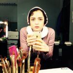Taraneh Alidoosti Instagram - «گَرَم یاد آوری یا نه من از یادت نمی‌کاهم.» اتاق گریم سریال شهرزاد... #taranehalidoosti #shahrzad #shahrzad.series #shahabhosseini #mostafazamani #iranian #tv #drama