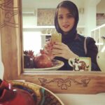 Taraneh Alidoosti Instagram - در فروشگاه خانه هنرمندان، بعد از مراسم افتتاحيه جشنواره فيلم پروين اعتصامى. امشب من و خانم نگار جواهريان، براى عملكردمان در سالهاى اخير (!) از داوران اين جشنواره ديپلم افتخار دريافت كرديم. كه خيلى چسبيد. 🎥🎬✨💐 #taranehalidoosti #parvineetesami #awards #iranian #cinema