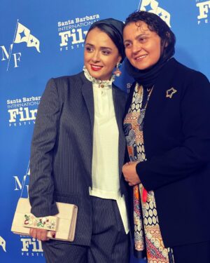 Taraneh Alidoosti Instagram - ‌
37th Santa Barbara international film festival @officialsbiff 
With @sahar_mossayebi
.
Special regards to @aassttiinn 
.
Suit: @sadaf.tahvildar 
Clutch: @noorarashdesigns 
Earrings: @rohambabaei