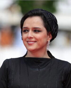 Taraneh Alidoosti Instagram - ‌
Red carpet for “Leila’s brothers”,
75th Cannes film festival.
🎬
Wearing @thesorayahouse 
Jewelry by @baguette.shahrabi 
Headpiece by @farmuk 
.
@festivaldecannes 
@baradaraneleila 
#cannes2022