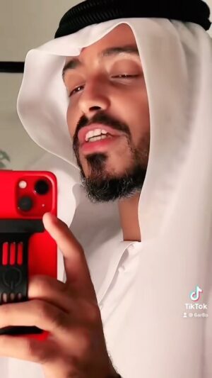 Tareq Al Harbi Instagram - الزي ‏الإماراتي الجميل رائع وأنيق . وش ودكم نلبس المره الجايه 😍❤️🇦🇪