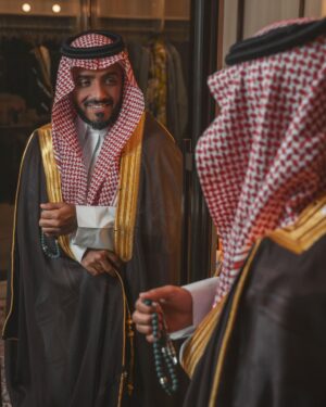 Tareq Al Harbi Instagram - كشخة العيد هذي السنة من @mihyararabia.. 
وفرت علي الوقت والانتظار. أرقى الأثواب الجاهزة، أحلى الغتر والأشمغة، واكثر بمعارض مهيار وعلى الموقع Mihyar.com

#أنا_اخترت_مهيار
#السنة_غير
#ad