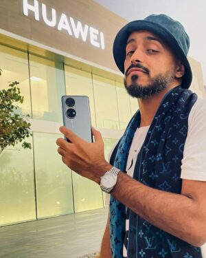 Tareq Al Harbi Instagram - متجر هواوي الرئيسي بواجهة الرياض شي يستحق الزيارة! كن أول من يختبر أكبر متجر رئيسي لهواوي في الخارج واستعد لمشاريع جديدة ومثيرة بالإضافة إلى العروض الحصرية لمدة محدودة على HUAWEI P50 Pro و HUAWEI P50 Pocket و HUAWEI MateBook E والمزيد من منتجات HUAWEI المذهلة

@huaweimobileksa @huaweiarabia
#HUAWEIP50Pro #HUAWEIP50Pocket #HalaRiyadh
#ad