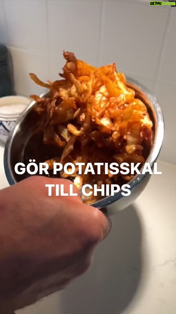 Tareq Taylor Instagram - SLÄNG INTE POTATISSKALEN! Gör chips istället 😍🥔