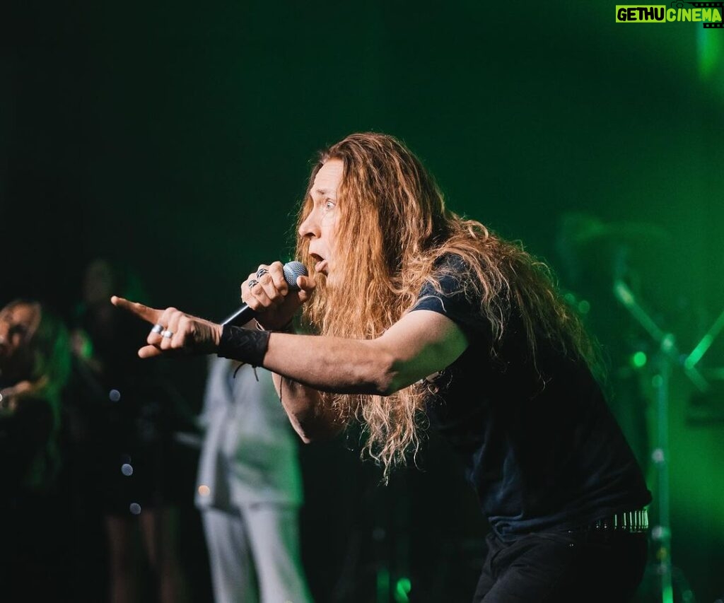 Tareq Taylor Instagram - Vilken kväll det blev!!🤩🎉 Ett fyrverkeri av fantastisk musik och fantastiska artister. Och vilken ära att få vara konferencier för Volvos Tjänstemannafest 2023 i Göteborg. Maken till glädje och engagemang har jag sällan varit med om. Har fortfarande ont i smilgroparna.😁 Tusen tack till Volvo för förtroendet och tusen tack till alla artister, Mikael Solfors, teamet på @2entertain @hansen_agreaterexperience och det sinnesjukt bra bandet, för all glädje och alla musikaliska upplevelser. Och sist men inte minst tack till alla er som kom till festen, ni gjorde denna kvällen minnesvärd utöver det vanliga, kommer aldrig glömma den. ❤❤❤  @mikaelgordonsolfors @deanorberg @lindapritchard @jilljohnsonmusic @johnlundvik @bosson_artist @emeliefjallstrom @oliviathorn @etype_official @mickepicke76 @pablo_cepeda_bossa_covers @trumdamin @jonasgroning @tobbegeisha @saravarga1 @larson_music_ @karin.westerberg @jessicamarberger @lindishansson @mickepicke76 @saravarga1