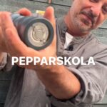 Tareq Taylor Instagram - Annons för egen verksamhet Har du provat att fylla dina pepparkvarnar med andra pepparsorter än vanlig svart- och vitpeppar? Om inte så rekommenderar jag verkligen att smaka dig fram i det otroliga utbud av pepparsorter som finns och fyll dina kvarnar. Våga lek runt och se var du hamnar! 😄 Vill du veta mer om mina pepparkvarnar från min kökskollektion hittar du dem på www.homebytareqtaylor.com