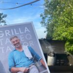 Tareq Taylor Instagram - Reklam för min kokbok GRILLA Tar vara på årets sista sommardagar med att göra det jag gillar allra mest - samlar familj och vänner kring matbordet. Att få botanisera i lugn och ro i matbutiken och se vad för fina råvaror som finns inne för dagen. För att sedan förvandla dessa till en måltid. Där mindre rätter på bordet med smakrika tillbehör som knyter rätterna samman och skapar en helhet, det är bland det bästa jag vet. Just denna kväll blev det mängder med olika sorters grillade grönsaker och några köttsorter samt såklart - de små smakhöjande tillbehören och såserna. I min senaste bok GRILLA har jag samlat mitt tänk kring att bygga måltider som just dessa. Grillen som värmekälla knyter rätterna samman som gemensam nämnare. Jag lägger allt på grillen. Grönsaker, fisk, skaldjur, kött, ja till och med desserten får sig en stund på grillen innan servering.  Och kom ihåg - grilla, det gör vi året om! Visst?