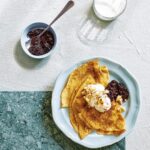 Tareq Taylor Instagram – VECKANS RECEPT

Bjud familjen eller dig själv på en lyxfrukost den här helgen! Fullkornsmjölet ger både god smak och extra nyttigheter till dig och eventuellt fullkorns-kinkiga barn. 

Om du vill servera pannkakorna precis som på bilden med en blåbärssylt med chia – rör då ihop 250g blåbär, 2 msk chiafrön och 2 krm vaniljpulver. Avsluta med att söta med 1-2 msk honung efter tycke och smak. 🫐

Trevlig helg allihopa! 🥞
