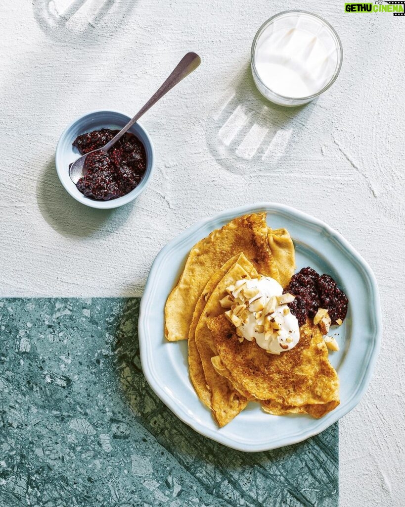 Tareq Taylor Instagram - VECKANS RECEPT Bjud familjen eller dig själv på en lyxfrukost den här helgen! Fullkornsmjölet ger både god smak och extra nyttigheter till dig och eventuellt fullkorns-kinkiga barn. Om du vill servera pannkakorna precis som på bilden med en blåbärssylt med chia - rör då ihop 250g blåbär, 2 msk chiafrön och 2 krm vaniljpulver. Avsluta med att söta med 1-2 msk honung efter tycke och smak. 🫐 Trevlig helg allihopa! 🥞