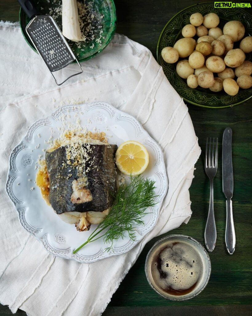 Tareq Taylor Instagram - VECKANS RECEPT Kombinationen torsk och brynt smör kan sällan gå fel. Idag lagar vi en ugnsbakad variant med färskriven pepparrot och dill. Till det serverar vi nykokt potatis. Otroligt gott i all sin enkelhet! 🐟 Att tänka på - de olika delarna på fisken gör sig extra bra i olika rätter. Här använder vi den finaste, tjockaste biten närmst huvudet. Stjärtbiten och köttrester från benen fungerar utmärkt i en sydfransk fisksoppa och resterande bitar gör sig exempelvis strålande som krispig ölpanerad fisk. Möjligheterna är oändliga! 😍 📸: @fotografpetercarlsson