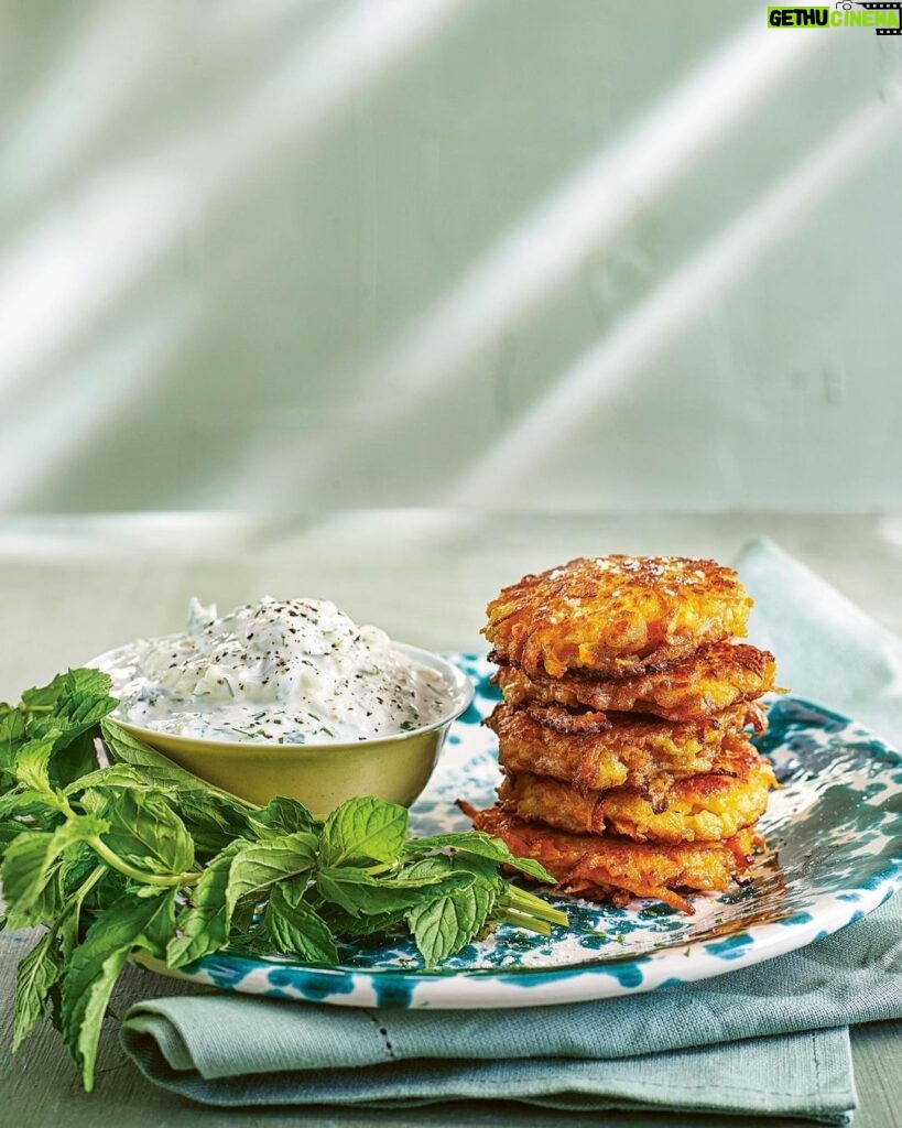 Tareq Taylor Instagram - VECKANS RECEPT Dessa enkla vegobiffar gör du med riven morot och halloumi och är perfekta till en mysig middag i det fina sommarvädret. Servera gärna med en fräsch myntatsatsiki och klyftpotatis eller bulgur. Vad bjuder ni på till sommarmiddagarna? ☀