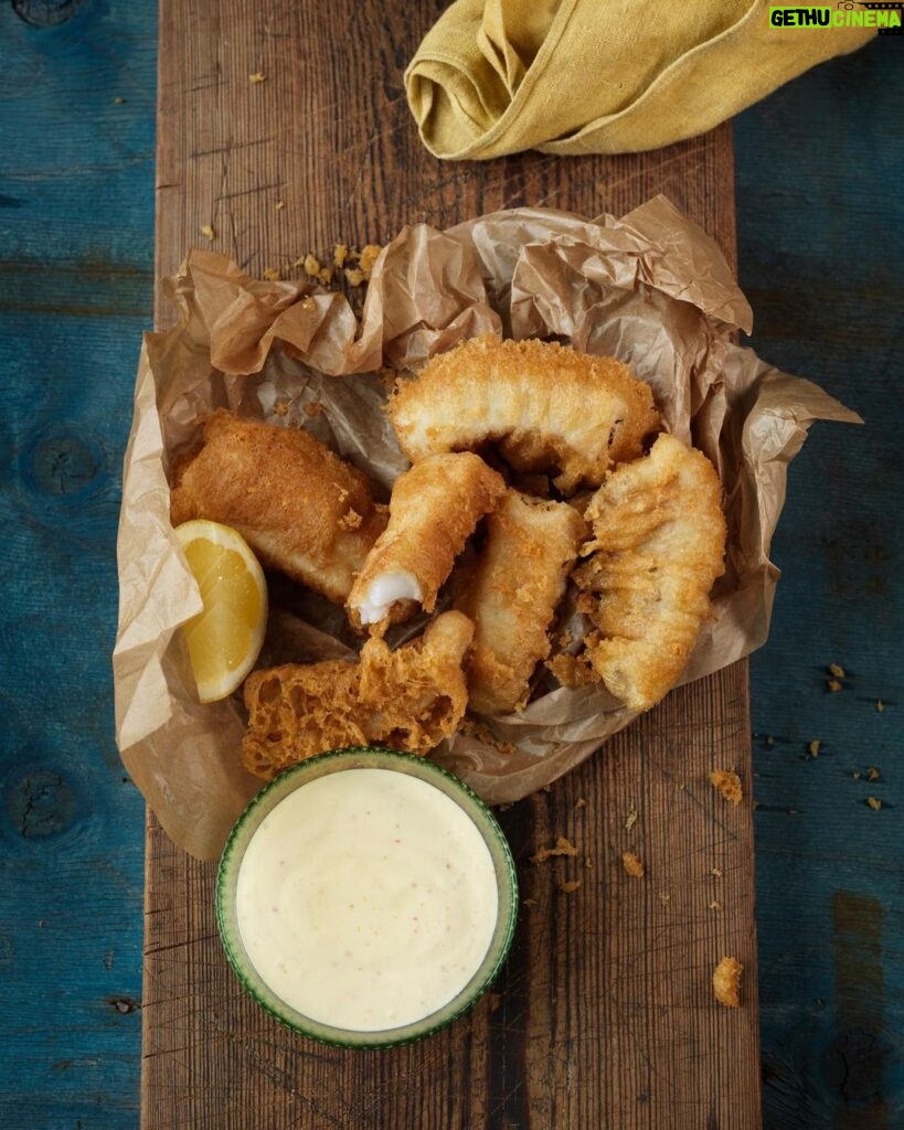 Tareq Taylor Instagram - VECKANS RECEPT - ölpanerad fisk! Fisk i öl? Ja, du läste rätt. Det är inte bara köttbullar som kan få sig en smakhöjare med en skvätt öl i smeten. En ljus öl i frityrsmeten till fisken lyfter smakerna något enormt. Tillbehören till den panerade fisken kan varieras i oändlighet men en klassisk citron och chilimajo får alltid gärna stå med på mitt bord. Ps. Det är även en ypperlig rätt att använda upp fiskrester i form av ändar och småbitar. De finaste bitarna kan du avvara till en annan middag under veckan🐟 📸: @fotografpetercarlsson