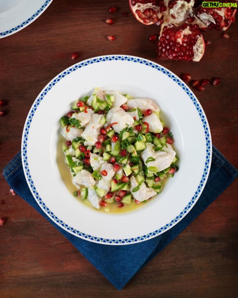 Tareq Taylor Instagram - VECKANS RECEPT Ceviche är en fräsch fiskrätt från Peru som helst görs på pinfärsk vit fisk som marineras i lime. Den vätska som bildas när man har blandat alla ingredienser kallas för Leche de Tigre, tigermjölk. Det sägs att den fungerar som ett afrodisiakum, så drick upp den om du vill! 😄 Jag har lagt till lite gurka och vackert röda granatäpplekärnor i min ceviche, som ska ätas kylskåpskall. Smaklig måltid! ❤ Vilket recept vill ni se nästa vecka? 📸: @fotografpetercarlsson