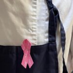 Tareq Taylor Instagram - Cancer är tyvärr något som varit närvarande i min familj under lång tid. När jag var liten drabbades min mamma av cancer i livmodern och blev tack och lov opererad i ett tidigt skede för det. Min morfar gick bort i cancer. Det är en sjukdom som drabbar otroligt hastigt och på sätt man inte kan värja sig mot. Att stötta cancerfonden och se till att det kommer in pengar för att ta forskningen framåt så vi kan råda bot på den här sjukdomen är mer än viktigt. I år fick jag äran att vara en av de 20 som varit med och designat årets band. Fick även vara med och laga lunchen där årets rosa band presenterades. Tillsammans mot cancer. Köp rosa bandet eller donera till Cancerfonden för att vara en del i kampen mot cancer. 🩷