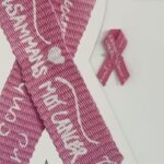 Tareq Taylor Instagram - Cancer är tyvärr något som varit närvarande i min familj under lång tid. När jag var liten drabbades min mamma av cancer i livmodern och blev tack och lov opererad i ett tidigt skede för det. Min morfar gick bort i cancer. Det är en sjukdom som drabbar otroligt hastigt och på sätt man inte kan värja sig mot. Att stötta cancerfonden och se till att det kommer in pengar för att ta forskningen framåt så vi kan råda bot på den här sjukdomen är mer än viktigt. I år fick jag äran att vara en av de 20 som varit med och designat årets band. Fick även vara med och laga lunchen där årets rosa band presenterades. Tillsammans mot cancer. Köp rosa bandet eller donera till Cancerfonden för att vara en del i kampen mot cancer. 🩷