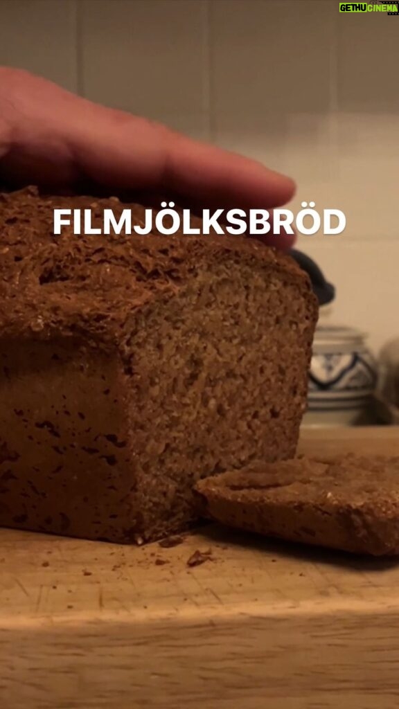 Tareq Taylor Instagram - Annons för egen verksamhet Glad tredje advent 🕯Idag förbereder vi inför julafton och bakar detta fantastiska filmjölksbrödet, även en mycket uppskattad julklapp 🎁 Filmjölksbröd: 3,5 dl vetemjöl 2 dl grahamsmjöl 2 dl rågsikt 2,5 dl grovt rågmjöl 0,5 dl fyrkornskross 0,5 dl rågkli 2 tsk bikarbonat 1 tsk salt 6 dl filmjölk 0,75 dl mörk sirap Utforska min kollektion av brödformar, slikepottar och andra fantastiska bak- och köksredskap på www.homebytareqtaylor.com