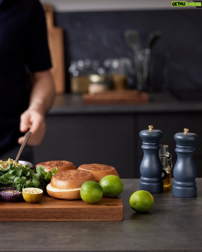 Tareq Taylor Instagram - Annons för egen verksamhet Byt ut sommarens klassiska hamburgare mot dessa läckra fiskfärshamburgare med guacamole och rödlöksringar 😍 Hitta fler recept som detta, inspiration och mängder av smarta och snygga produkter av restaurangkvalitet på www.homebytareqtaylor.com