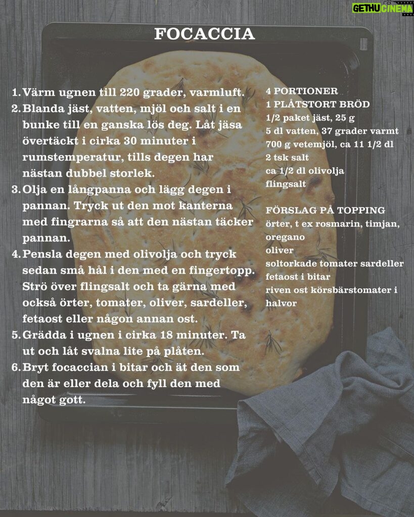 Tareq Taylor Instagram - VECKANS RECEPT Focaccia är ett av mina absoluta favorit börd då det kan varieras i oändlighet beroende på vad man väljer att toppa focaccian med. Det är supergott med bara salt och rosmarin, men kan även toppas med exempelvis tomater, sardeller, ost och massa, massa mer. Vad toppar ni er focaccia med? 🍞 📸: @fotografpetercarlsson