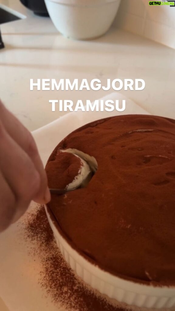 Tareq Taylor Instagram - Annons för egen verksamhet  Glad andra advent 🕯Tiramisu är en riktig favorit hos många! Varför inte bjuda på en hemmagjord variant på årets julbord? En strålande idé, tycker jag! 🎄✨  RECEPT Hemmagjorda savoiardikex: 4 äggvitor 1 dl socker lite citronjuice  1 nypa salt  4 äggulor Tsk vaniljsocker 1 dl socker  2 dl vetemjöl Smör och vetemjöl till bakplåtspappret  Mascarponekräm: 3 äggvitor  lite citronjuice 1 nypa salt  1 msk socker  3 äggulor 3 matskedar socker 1 tsk vaniljsocker 250g Mascarpone 42%   Kaffe- och marsalavin efter tycke och smak  Toppa med kakao Vill du lära dig mer om mina slickepottar och grytskedar ”Annie”, utformade för både professionella och hemmakockar? Besök gärna www.homebytareqtaylor.com för mer information!  Lycka till med bakningen, Ciao!