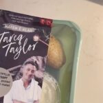 Tareq Taylor Instagram – Annons för egen verksamhet 
Dagens lunch är serverad! 😋
Fetaostfylld morotsbiff med tzatziki, picklad morot, lök och rostad potatis från @maten.e.klar. Mat lagad från grunden, precis så som det ska vara! 🍽️