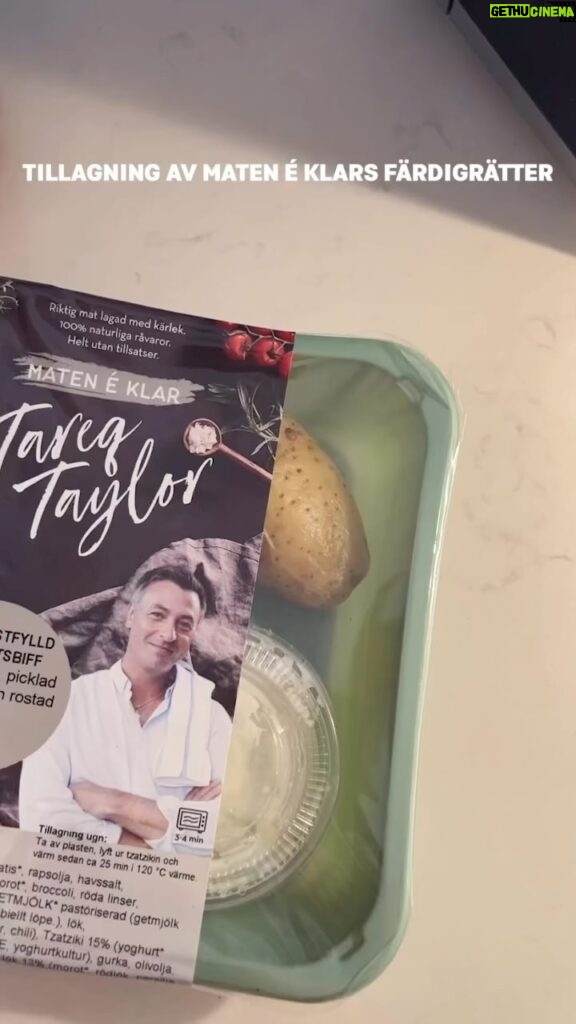 Tareq Taylor Instagram - Annons för egen verksamhet Dagens lunch är serverad! 😋 Fetaostfylld morotsbiff med tzatziki, picklad morot, lök och rostad potatis från @maten.e.klar. Mat lagad från grunden, precis så som det ska vara! 🍽