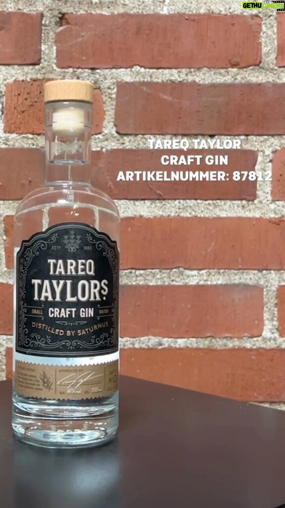 Tareq Taylor Instagram - Innehåller reklam för alkohol, endast för dig över 25 år Väldigt stolt över att presentera ”Tareq Taylor Craft Gin” ❤ När jag skulle ta fram en gin så var det självklart att det skulle vara tillsammans med Malmöbaserade dryckesproducenten Saturnus. Vi har tillsammans tagit fram en kvalitets-gin från Malmö som är resultatet av en lång utvecklingsprocess med mängder av smakprovningar och blindtester.  I Tareq Taylor Craft Gins unika smaksättning möts ett aromrikt exotiskt potpurri av kryddor och örter. Ginen har en tydlig enbärssmak som backas upp av en kryddning bestående av myskmadra, älgört, långpeppar, paradiskorn, koriander, gurka, curacao och anis.   Ginen finns på hyllan i Malmö med omnejd eller att beställa till hela landet via Systembolagets hemsida med artikelnummer 87812.