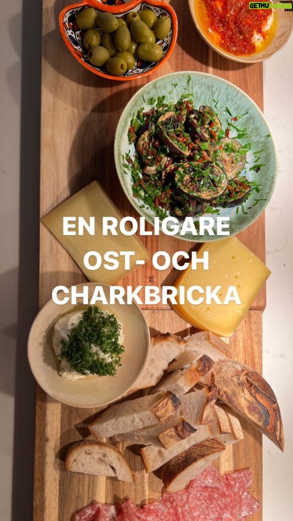 Tareq Taylor Instagram - Annons för egen verksamhet Lagom till den stundande helgen kommer här tre enkla knep och recept för att göra helgens ost och charkbricka snäppet mer spännande 😍 ”Rökt” aubergine med soltorkade tomater: 1. Skär en aubergine i 1 cm tjocka skivor 2. Värm upp en stekpanna och täck pannan med flingsalt 3. Stek auberginen tills de får en lätt bränd yta 4. Lägg auberginen i en skål tillsammans med soltorkade tomater, persilja, olivolja och salt - rör runt Pappas sambalyoghurt: Lägg grekisk yoghurt i en skål och toppa med önskad mängd sambal oelek och olivolja - klart! Örtig färskost: 1. Blanda färskost med rivet citronskal, riven vitlök och oregano 2. Toppa med krasse Om du är intresserad av mina fina och praktiska skärbrädor ”Tarragon” hittas de tillsammans med övriga produkter från min kökskollektion på min webbshop - www.homebytareqtaylor.com