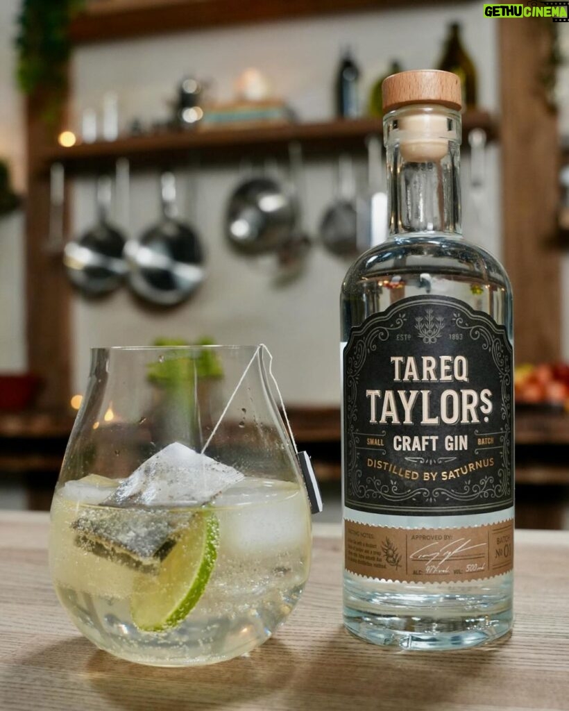 Tareq Taylor Instagram - Innehåller reklam för alkohol, endast för dig över 25 år. Gin & Tonic - En mångfacetterad drink som bjuder in till många oväntade kombinationer. Här är mitt personliga och lite annorlunda Gin & Tonic-recept.   Taylors Tea & Tonic: 4 cl Tareq Taylor Craft Gin Tonic 1 tepåse Earl Grey 1 skiva lime Isbitar  ”Tareq Taylor Craft Gin” är en handgjord gin producerad av familjeföretaget @saturnus1893 i Malmö. Med dess unika smaksättning möts en aromatisk och exotisk blandning av kryddor och örter. Ginen passar bland annat utmärkt i en klassisk Gin & Tonic, negroni eller dry martini. Ginen finns på hyllan i Malmö med omnejd eller att beställa till hela landet via Systembolagets hemsida med artikelnummer 87812.