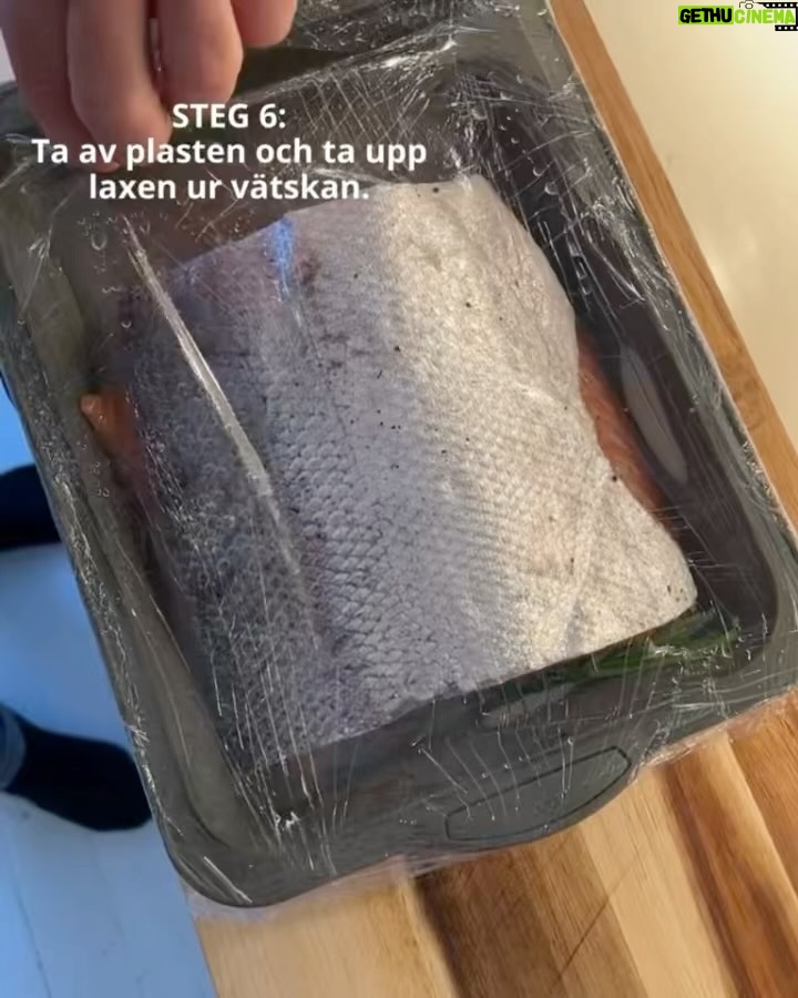 Tareq Taylor Instagram - Innehåller reklam för alkohol, endast för dig över 25 år   Enkelt och gott - Gravad lax med hovmästarsås! Följ stegen ovan för att sedan skämma bort nära och kära med denna underbara klassiker.  Jag väljer att matcha den gravade laxen med min Riesling som passar utmärkt med den feta fisken. ”Tareq Riesling” är ett friskt vitt vin med en smak av päron, honungsmelon, mineral samt vit stenfrukt som tillför fräschör till vinet. Finns på Systembolaget med artikelnummer 56304. Går även att beställa på deras hemsida om den inte finns i din lokala butik.