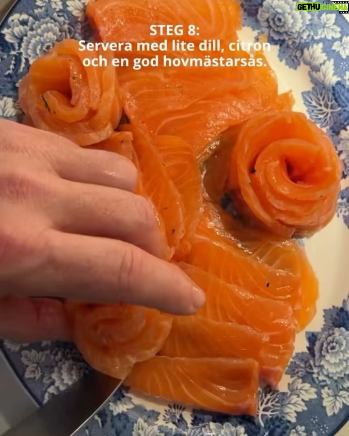 Tareq Taylor Instagram - Innehåller reklam för alkohol, endast för dig över 25 år   Enkelt och gott - Gravad lax med hovmästarsås! Följ stegen ovan för att sedan skämma bort nära och kära med denna underbara klassiker.  Jag väljer att matcha den gravade laxen med min Riesling som passar utmärkt med den feta fisken. ”Tareq Riesling” är ett friskt vitt vin med en smak av päron, honungsmelon, mineral samt vit stenfrukt som tillför fräschör till vinet. Finns på Systembolaget med artikelnummer 56304. Går även att beställa på deras hemsida om den inte finns i din lokala butik.