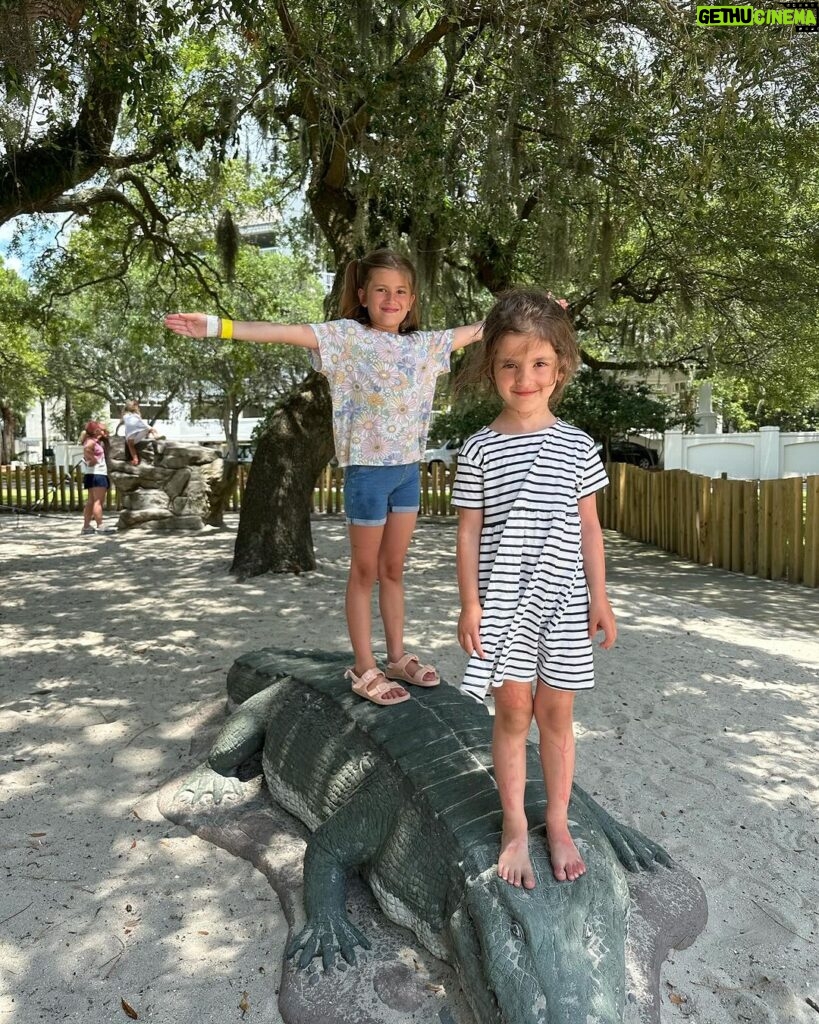 Tate Ellington Instagram - Really all I need in the New Year is these three.❤️❤️❤️ My only resolution is to love them with all my heart. A Happy New Year to all my family, friends, and loved ones. I wish you all the very best year and years ahead. 🎉🎉🎉❤️❤️