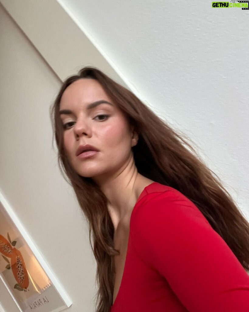 Tatiana Mingalimova Instagram - if only one colour — total red 🥀
