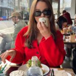 Tatiana Mingalimova Instagram - -Я хочу, чтобы мы раз в неделю ходили на свидания -Мне кажется, что я тебя не понимаю в одном моменте -Мне неудобно, когда вы присылаете мне список из 10 дел, давайте мы сделаем созвон, либо вы выпишите 3 топ задачи, и начнём с них За этот год я научилась лучше формулировать свои запросы и давать фидбэк. С уважением и заботой к «общему делу». Если я ощущаю, что мои наряды висят и пылятся, то я не жду у моря погоды, а так и говорю: пригласи меня в театр, вот нашла один спектакль, я хочу надеть платье. Или - мне неудобна переписка в таком формате, давай перепридумаем и будем по другому? Вот мои идеи. А как тебе удобно? Вообще, доверие и честность в общении с другом, партнёром, коллегой — самое ценное. От этого появляется другое важное зерно — возможность опереться и положиться. И быть опорой самому. Если от друга или работника или бойфренда чувствуется, что все что происходит — нужно только тебе, я за то, чтобы это обсудить и либо расходиться, либо сблизиться после этой беседы и понять напарника. Но не оставлять как есть В идеале в «конфликте», когда вы делитесь фидбэком, становиться БЛИЖЕ после, хоть во время может быть трудно и неловко. Я стараюсь со всей эмпатийный к близкому выразить, что чувствую, какие у меня предложения и идеи, и что-то спросить. И обычно после такой беседы сначала трудно, а потом выдыхаешь, обнимаешься и лучше понимаешь А что для вас самое важное?