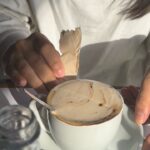 Tatiana Mingalimova Instagram - -Я хочу, чтобы мы раз в неделю ходили на свидания -Мне кажется, что я тебя не понимаю в одном моменте -Мне неудобно, когда вы присылаете мне список из 10 дел, давайте мы сделаем созвон, либо вы выпишите 3 топ задачи, и начнём с них За этот год я научилась лучше формулировать свои запросы и давать фидбэк. С уважением и заботой к «общему делу». Если я ощущаю, что мои наряды висят и пылятся, то я не жду у моря погоды, а так и говорю: пригласи меня в театр, вот нашла один спектакль, я хочу надеть платье. Или - мне неудобна переписка в таком формате, давай перепридумаем и будем по другому? Вот мои идеи. А как тебе удобно? Вообще, доверие и честность в общении с другом, партнёром, коллегой — самое ценное. От этого появляется другое важное зерно — возможность опереться и положиться. И быть опорой самому. Если от друга или работника или бойфренда чувствуется, что все что происходит — нужно только тебе, я за то, чтобы это обсудить и либо расходиться, либо сблизиться после этой беседы и понять напарника. Но не оставлять как есть В идеале в «конфликте», когда вы делитесь фидбэком, становиться БЛИЖЕ после, хоть во время может быть трудно и неловко. Я стараюсь со всей эмпатийный к близкому выразить, что чувствую, какие у меня предложения и идеи, и что-то спросить. И обычно после такой беседы сначала трудно, а потом выдыхаешь, обнимаешься и лучше понимаешь А что для вас самое важное?