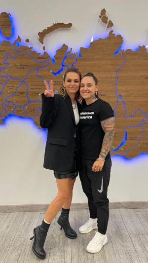 Tatyana Minzhurenko Instagram - Нужно учиться у лучших! И я учусь🫂
Однажды эта маленькая девочка мечтала стоять на сцене и мечтала, чтобы ее родители гордились ею👏🏻

Сбылось🙏🏻

Спасибо @annakhilkevich за тот достойный пример как надо 🔥У тебя еще многому можно научиться , спасибо что вдохновляешь🥹

Еще вчера я смотрела @annakhilkevich по телевизору, а сегодня я поднимаю ее на руки 😂

Спасибо @insight.people за такие возможности , за то что объединяете людей , за этот путь блогера и просто достойного человека 🔆

Скажу так , я начинала с самых низов, я не дочка богатых родителей , у меня нет того кто все мне покупает , я сама и я горжусь этим , я пример того что любой человек сможет , если захочет и будет действовать 🔥

Действуй 🙏🏻