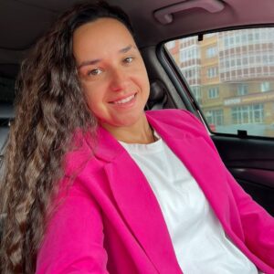 Tatyana Minzhurenko Instagram - Отношения — это не 50 на 50, это 100 на 100. 
Это не «ты мне, тогда я тебе», это «я и тебе, и себе, ты и мне, и себе». Не обязательно жить в проигрыше, жертвуя чем-то. Можно жить полноценно, и отдавая, и получая. 
⠀ 
«Если ты сделаешь это для меня, тогда я сделаю это для тебя» - подобная стратегия очень часто звучит из уст молодых девушек и парней, но очень редко приводит их к успеху. Ведь если второй не сделает, значит ты проиграл и не получишь желаемого именно в свою жизнь. 
⠀ 
Создавая отношения «баш на баш», ты рискуешь и потерять своё, и не приобрести другое. Давать нужно только от избытка, а не из дефицита, понимаете, о чем я? 
⠀ 
«Я даю тебе потому, что хочу этого. Я не обеднею, а разбогатею, ведь я в принципе способна на то, чтобы давать нечто. Если ты не отдашь мне ничего в ответ – ничего не изменится, ведь я даю без ожиданий. Мне не нужна конфета за то, что я для тебя что-то сделала. То, что я в состоянии это сделать – и есть конфета для меня!» 
⠀ 
Знаете, для меня отношения никогда не были 5-ю шагами из 10. Я никогда не делала ничего из ожидания блага в ответ. Я никогда не придумывала себе дурацкие шаблоны в отношениях, где ты «должен делать именно так, а не иначе», ждать чего-то, просить и так далее. Я всегда была равной, потому что всегда хотела именно равных отношений. 

Живите на максимум, делайте 1000% усилий, 10 шагов навстречу любви, не бойтесь оказаться слишком решительным и навязчивым, бойтесь, что у вас украдут жизнь, а вы так ничего и не успеете из неё потратить на то, что приносило вам счастья. Если это ваш человек – он побежит к вам навстречу, если это не ваш – бегите от него прочь! 

Если откликается , оставь любой комментарий ❤️