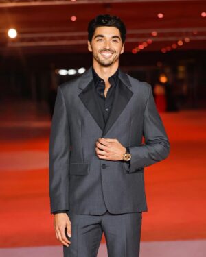 Taylor Zakhar Perez Instagram - An unforgettable evening with @theacademy at the @academymuseum surrounded by inspiring individuals who are changing the world through the power of film and film education. 

I was honored to be in the same room as the creatives I’ve looked up to my entire life and continue to be moved by you all. Thank you to @thewoolmarkcompany x @prada for the custom threads.

Team: @jasonbolden @remba_ 
Fit: custom @prada @tagheuer @thewoolmarkcompany 
Cut: @thecutbyshane