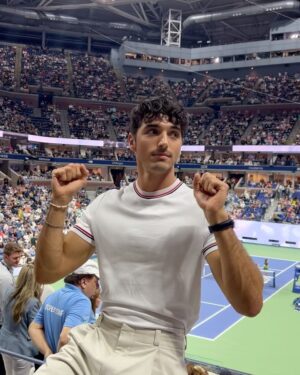 Taylor Zakhar Perez Instagram - My first Grand Slam evening with  @larocheposayusa , the official sunscreen partner of the US Open! Catch me on the pickle all court 🤘🏽

#larocheposaypartner 

Hmu: @jessica_o_ 
Fit: @jasonbolden