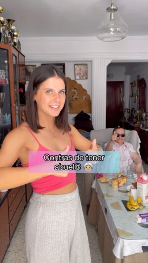 Teresa Pérez Instagram - Contras de tener abuel@✌🏻😃 (la amo!!😂) #chicas #chicos #humor