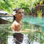 Teresa Pérez Instagram - Best of Gili Trawangan 🫶 Llevaba unos meses con bastante ansia metida en el cuerpo y no era capaz de deshacerme de ella🥹 Aquí estoy aprendiendo a disfrutar de los olores, los sabores, los colores de la vegetación, los paseos en moto y lo que más importante me parece: dormir!!! Me tiro en la cama y caigo como un bebé ( este último tiempo me quedaba comiendo techo dos horas 👀🥹) Prometo volver con las pilas cargadas, con más ilusión y más fuerza que nunca! ✨ Gracias a todos una vez más por valorar ✨ Besazo cibernético desde Bali ❤️