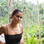 Teresa Pérez Instagram - He pasado por un gran mal momentillo y gracias a la vida ahora me encuentro en proceso de recuperación gracias a mis seres queridos: mi pequeño gran amor, mi amiga Elena, mi mamá, mi prima Manoli, mi querida amiga Amanda, mi señora Santiaga (que se casa ahora, por cierto) y algún que otro serecillo que se me puede pasar. Lo importante y lo que os quiero transmitir es que no es oro todo lo que reluce. Que aquí todos tenemos problemas (aunque no lo parezca) y que la mayoría de las veces sólo pensamos en que nosotros somos los únicos que lo pasamos mal. En mi caso ha sido una crisis de ansiedad y depresión debida a una transición del mejor momento de mi vida (trabajado y merecido) a una etapa en la que he tenido que aceptar que los momentos no duran para siempre y hay que seguir luchando para volver a obtener de nuevo aquello que mereces. Ahora gracias a todos ellos y, por supuesto, a la AYUDA PROFESIONAL, estoy subiendo escalones y soy capaz de poder comunicároslo!!! Escribo esto porque me entrego a vosotros (como siempre hago y haré, porque así soy😃) y porque sé que a alguno de tod@s vosotros os ayudará saber que no sois los únicos ! Abracito sibernético ❤️ Pd: las fotos son de Bali, osq 😃❤️