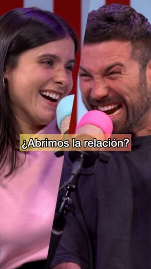 Teresa Pérez Instagram - ¿Serías capaz de abrir tu relación si tu pareja te lo pidiera? #chicas #chicos #amor #parejas

En este programa hablamos de la Terapia de pareja sin pelos en la lengua, contando nuestra experiencia, rompiendo mitos y falsas creencias.

CUARTO PROGRAMA: “CÓMEME EL CONO”🍦

Los domingos a las 21:00h (hora española) subimos nuevo episodio a nuestra cuenta de YouTube y Spotify @charesconteresa 🤠✌🏻😃 Compartiremos el link en nuestras stories 🫶