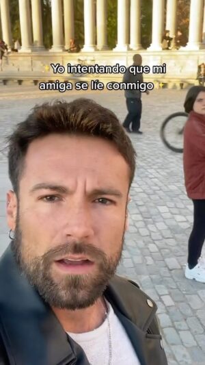 Teresa Pérez Instagram - Intentando que mi amiga se líe conmigo ✌🏻🤠 #chicas #chicos #humor