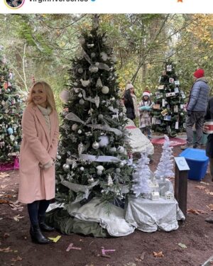 Teryl Rothery Instagram - #Repost @virginriverseries ❤️

6 days until Christmas in #virginriver on #Netflix 🎄💕